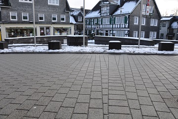 Asphaltprägetechnik: Farbasphalt in Kurve